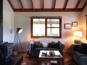 马奇Shawwood Cottage的带沙发和窗户的客厅