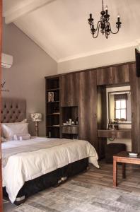莫塞尔湾C-Vu-Cottage cosy and warm private apartment的一间卧室配有一张大床和一个吊灯。