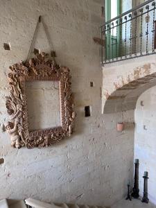 米内尔维诺迪莱切Palazzo Siena - Home & More的挂在楼梯旁墙上的镜子