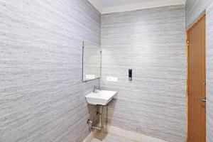 新德里Hotel Trendy residency的白色的浴室设有水槽和镜子