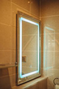 卡杜纳Hols Apartments的带镜子的浴室的窗户