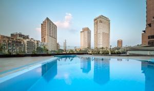 开罗开罗皮拉米萨套房酒店的一座位于高楼城市的游泳池