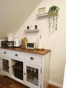 拜罗伊特Ferienwohnung Samy的厨房配有带台面的白色橱柜