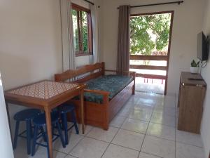 弗洛里亚诺波利斯Recanto da Lagoa的配有一张床和一张桌子及椅子的房间
