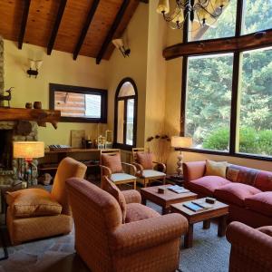 拉安戈斯图拉镇图斯洛杉矶及spa中心酒店的带沙发和椅子的客厅以及窗户。