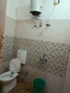 JasidihParadise Inn的一间带卫生间和淋浴的浴室