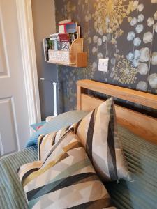 达特茅斯South Ford Haven的一间卧室配有一张带木制床头板的床