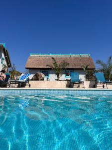 瓦杜Laguna Vadu的房屋前的游泳池