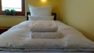 舍姆贝格Zimmer mit zwei Einzelbetten的一张白色床顶上的毛巾