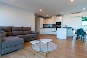 直布罗陀FORBES Suite1206-Hosted by Sweetstay的带沙发和桌子的客厅以及厨房。