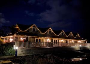 BrundallYare View Holiday Cottages的一座晚上有灯的建筑