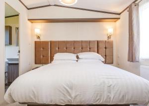 西卢港Looe Coastal Retreat的卧室配有一张带两个枕头的大白色床