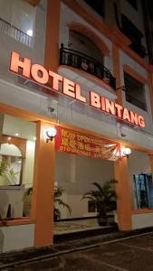 吉隆坡bintang hotel的带有读取酒店标志的酒店入口