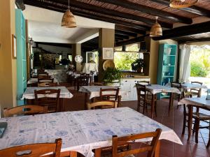 圣特雷莎加卢拉弗拉赛托酒店的一间带桌椅的餐厅和一间厨房
