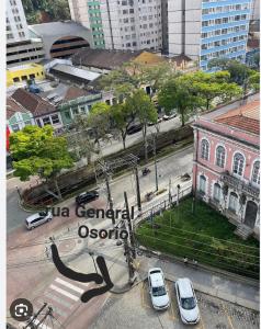 彼得罗波利斯Apartamento aconchegante em Petrópolis的城市空中景观,街道上停有车辆
