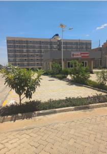 Langata RongaiHome away的大楼前的一个空停车位