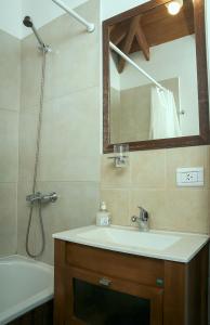 厄尔查尔坦卡瓦尼亚斯埃尔佩斯拓苏尔山林小屋的浴室配有盥洗盆、镜子和浴缸
