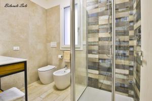 里米尼Casa Stefania Rimini的一间带卫生间和玻璃淋浴间的浴室