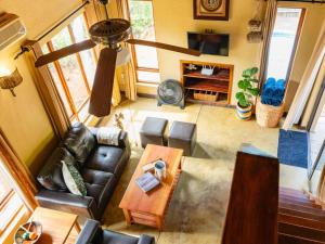 侯斯普瑞特Impala Cottage的客厅享有高空美景,配有沙发和桌子