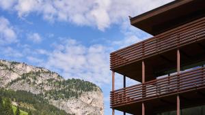 塞尔瓦迪加尔代纳山谷Saleghes Dolomites Residence的一座山底建筑