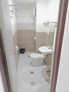 碧瑶Burnham Hill Condominium的一间带卫生间和水槽的浴室