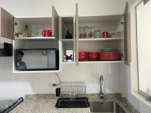 阿雷基帕Nuevo Departamento en CentroHistórico de Arequipa的厨房配有水槽和微波炉