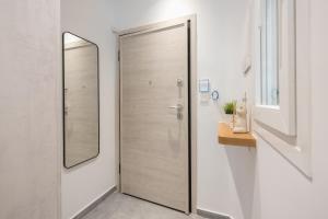 雅典Newly Renovated Escape/Psychiko的浴室设有木制淋浴门和镜子