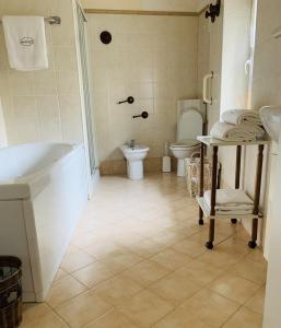 Carbonara ScriviaCountry Apartament - Malpassuti的带浴缸、盥洗盆和卫生间的浴室