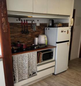 蒙得维的亚ALCA Apartamento exclusivo a 80 mts de Playa Pocitos的厨房配有炉灶和冰箱。