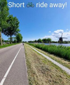 阿姆斯特丹500-Mb Hi-Tech Silent Work-Home的路边有自行车和风车