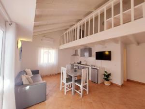圣玛丽亚Branco Sea Holiday Apartments的带沙发和桌子的客厅以及厨房。
