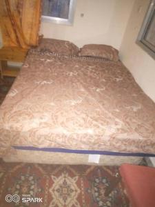 Mount Aureol2 bedroom Bungalow @ St John的客房内的一张小床,