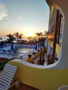 伊斯基亚卡皮佐酒店的享有度假村游泳池的景致