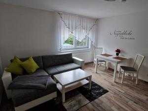 海罗德堡Willi´s Ferienwohnung的客厅配有沙发和桌子