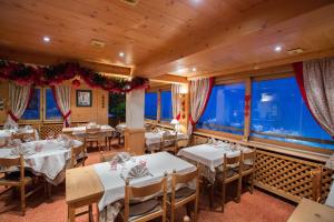 大博尔南拉科迈耶酒店的用餐室配有带圣诞装饰的桌子