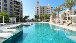 迪拜Post Modern Near Burj Al Arab的一座位于城市的大型游泳池,