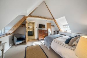BroadmayneBarton Cottage Bed and Breakfast的阁楼上的卧室配有一张大床