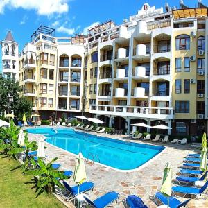 阳光海滩Diamond Palace的一座带游泳池和椅子的酒店和一座建筑