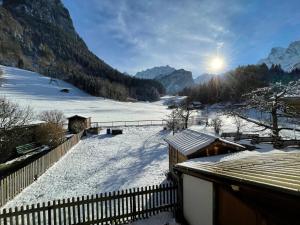 因内特基尔兴Gemütliche Wohnung mit traditionellem Trittofen的享有雪覆盖的田野和太阳背景的景色