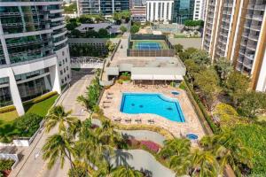 檀香山Moana Luxury Residence的享有度假村的空中景致,设有游泳池和棕榈树