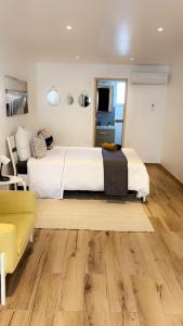 阿尔勒Chambre le Petit Olivier的一间卧室配有一张大床和一张沙发