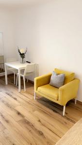 阿尔勒Chambre le Petit Olivier的客厅配有黄色的沙发和桌子