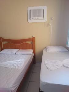 拉巴拉德纳圣安东尼奥Casa na Ilha da Crôa/Barra de Santo Antônio的一间设有两张床和空调的房间