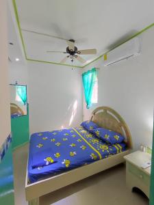蓬塔卡纳Private Rooms-Art Punta Cana的一间卧室配有一张带吊扇的床