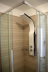阿波罗尼亚Apollon-Artemis Apartments的浴室内配有淋浴和头顶淋浴