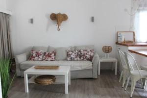马斯帕洛马斯Relaxing Bungalow Playa del Inglés的客厅配有沙发和桌子