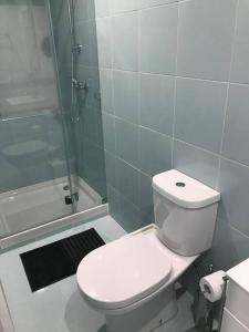 里斯本NEW Monsanto View Charming Apartment @ Campolide - 3B的浴室配有白色卫生间和淋浴。