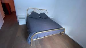罗卡皮娅Casa Lu'的一张床上有两个蓝色枕头的房间