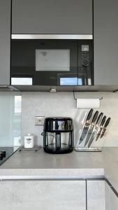 达格纳姆Modern 14th Floor 1or2-Bed Flat的厨房配有带微波炉的台面