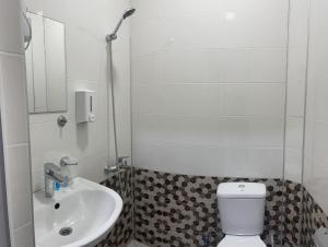 库塔伊西Guest House Royal Comfort With Terrace的白色的浴室设有水槽和卫生间。